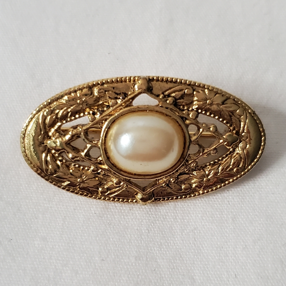 Oval Gold Tone Filigree Faux Pearl Brooch Pin